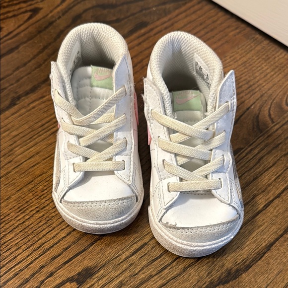 Nike Kids White and Pink Sneakers - Picture 2 of 3